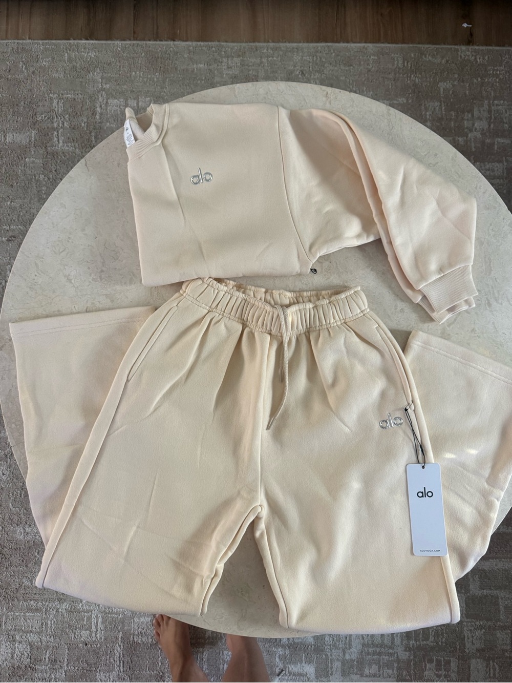ALO Yoga Kids Cream Sweatpants and Cropped Sweatshirt Set